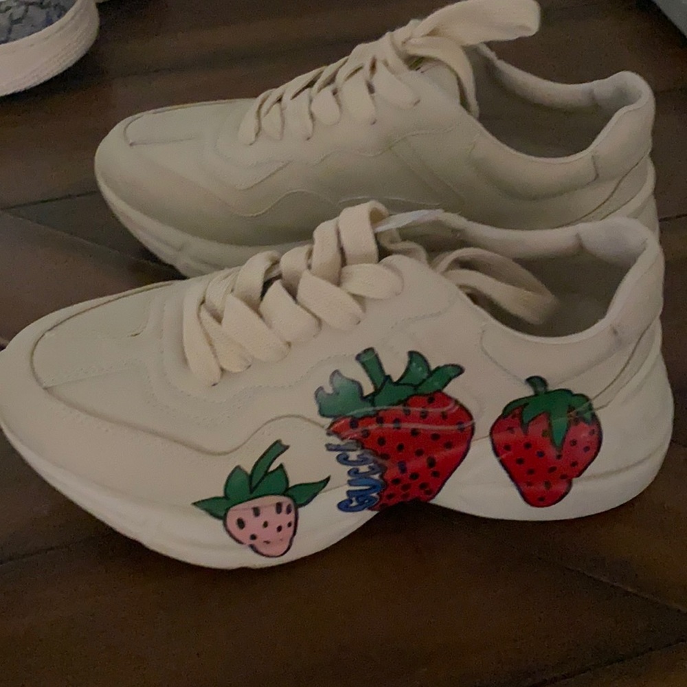 G g sneakers size is 7